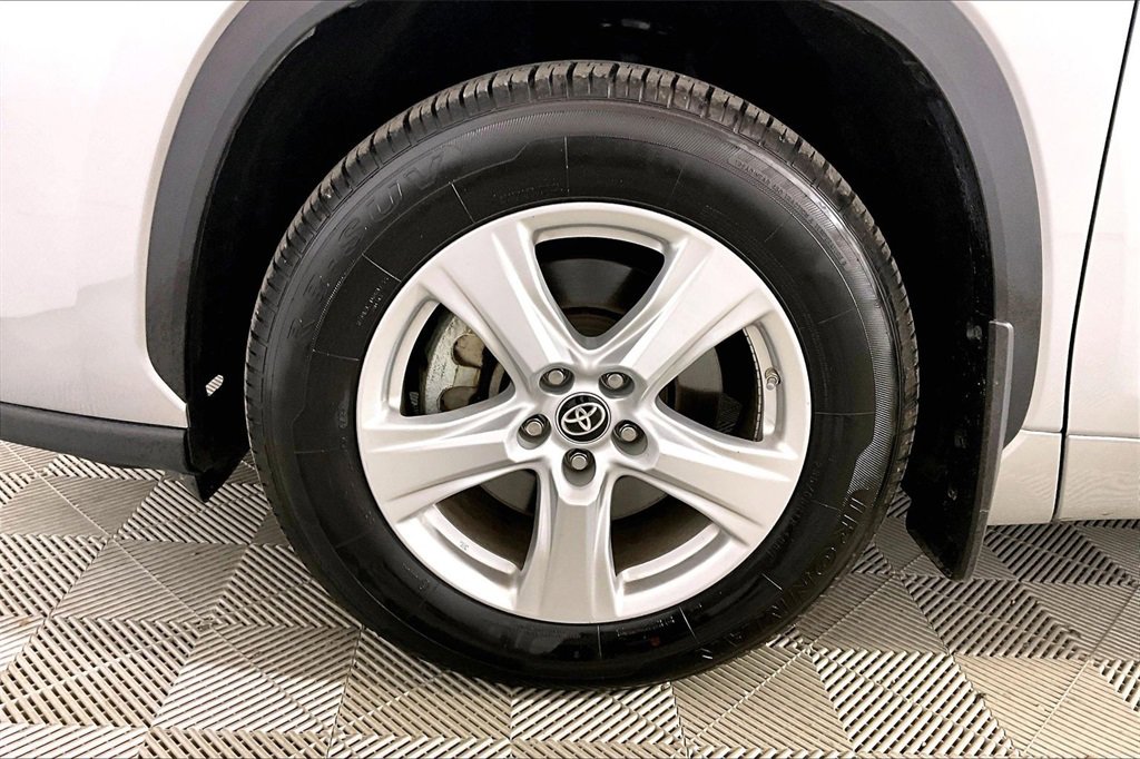 Used 2024 Toyota Highlander LE image 7