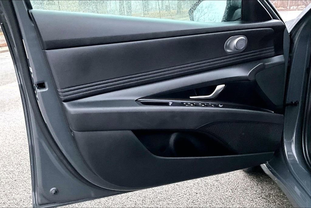 Used 2025 Hyundai Elantra SEL FWD image 22
