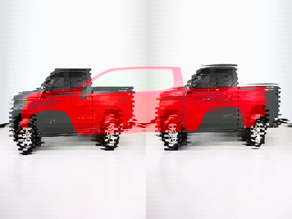 Used 2025 Chevrolet Silverado 1500 LT image 2