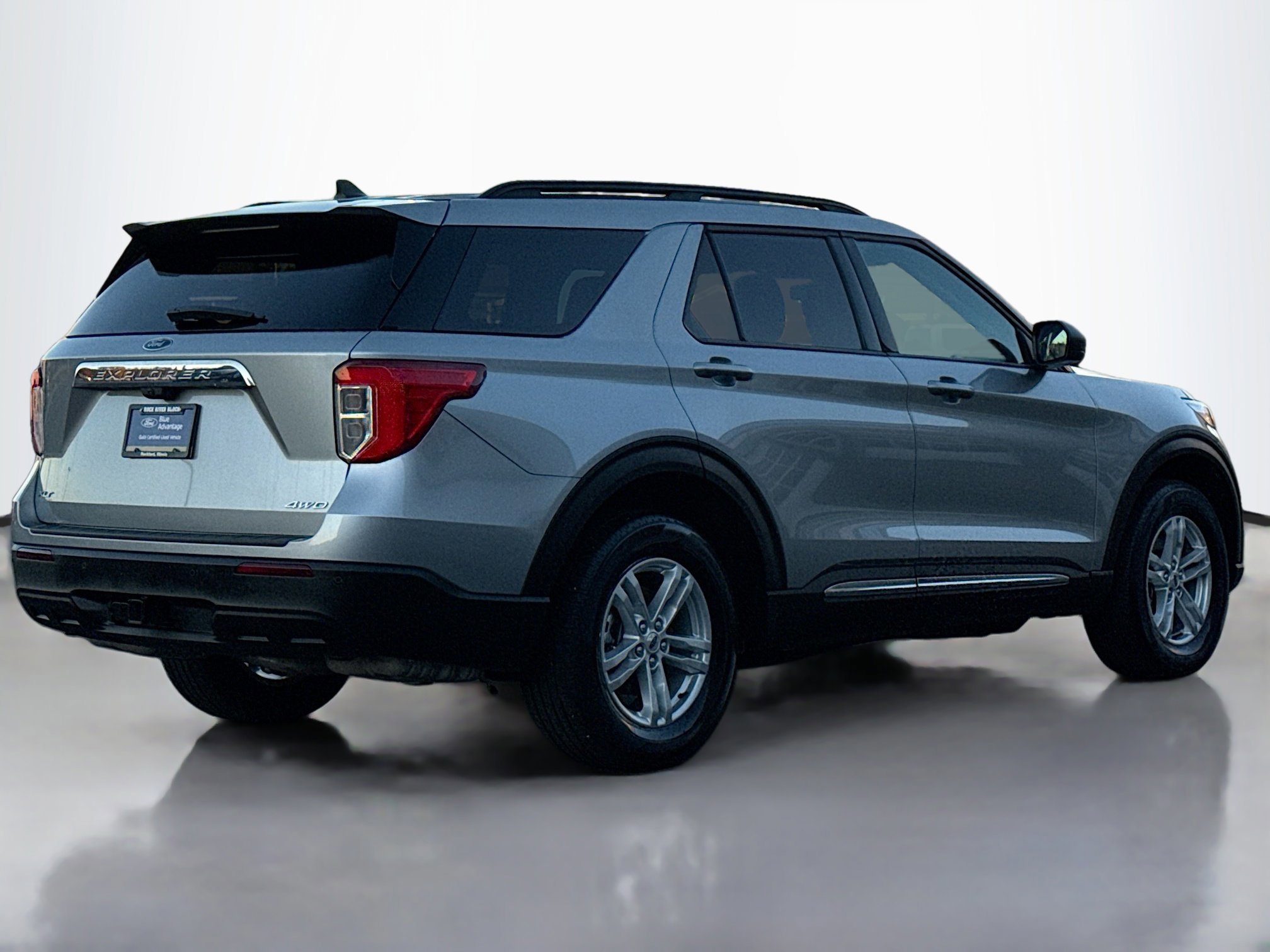 Certified 2023 Ford Explorer XLT w/ Class IV Trailer Tow Package image 3