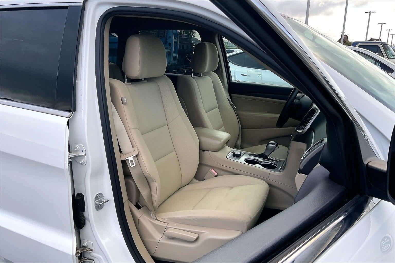 Used 2019 Jeep Grand Cherokee Laredo AWD/4WD image 13