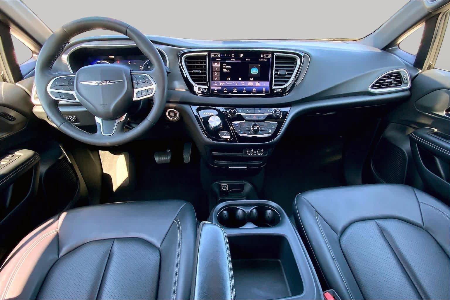 Used 2025 Chrysler Pacifica Select FWD image 15