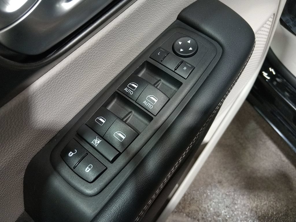 Used 2024 Chrysler Pacifica Touring-L FWD image 18