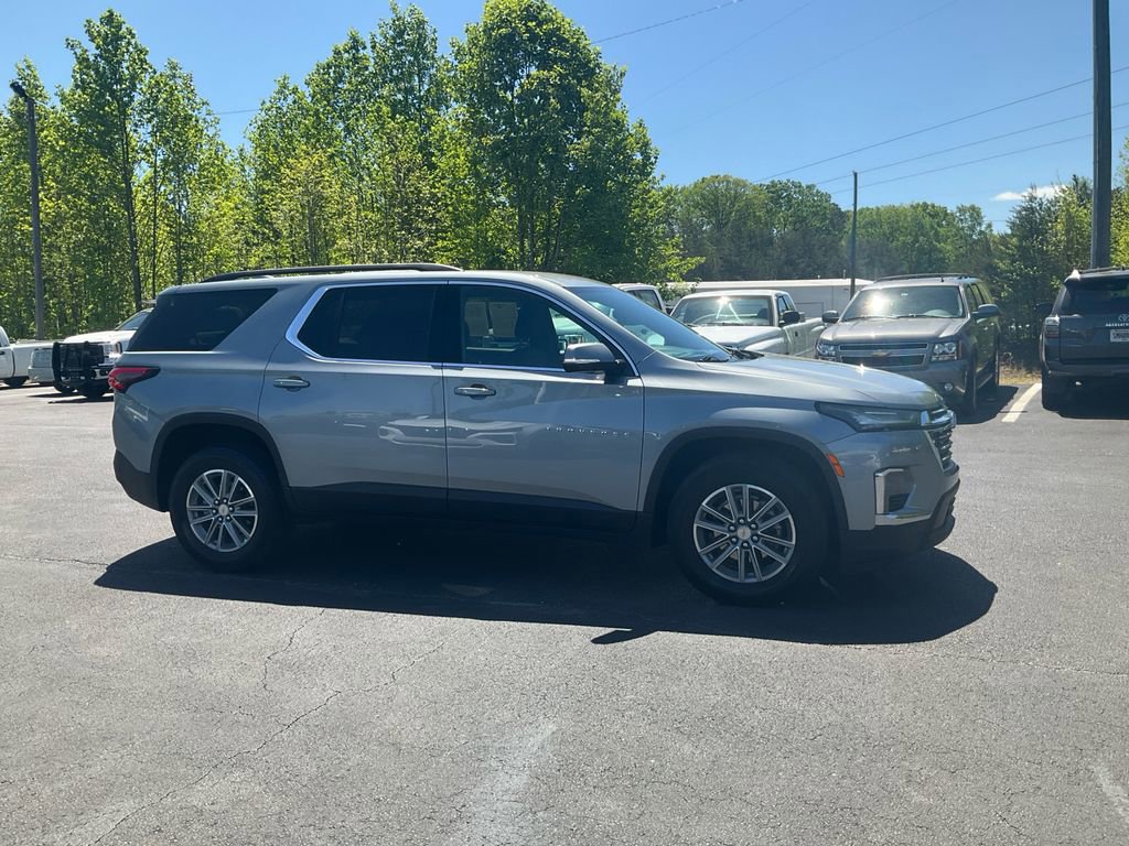 Used 2023 Chevrolet Traverse LT image 2