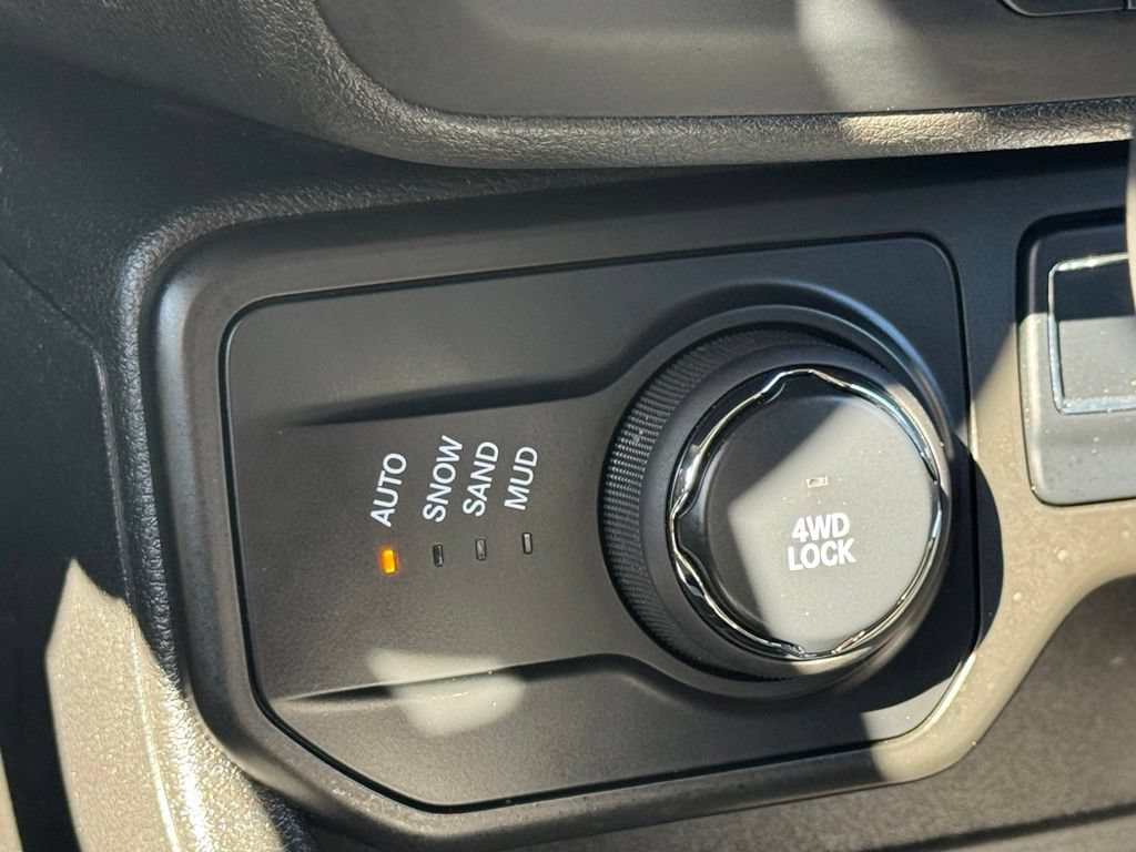 Used 2018 Jeep Renegade Altitude AWD/4WD image 25