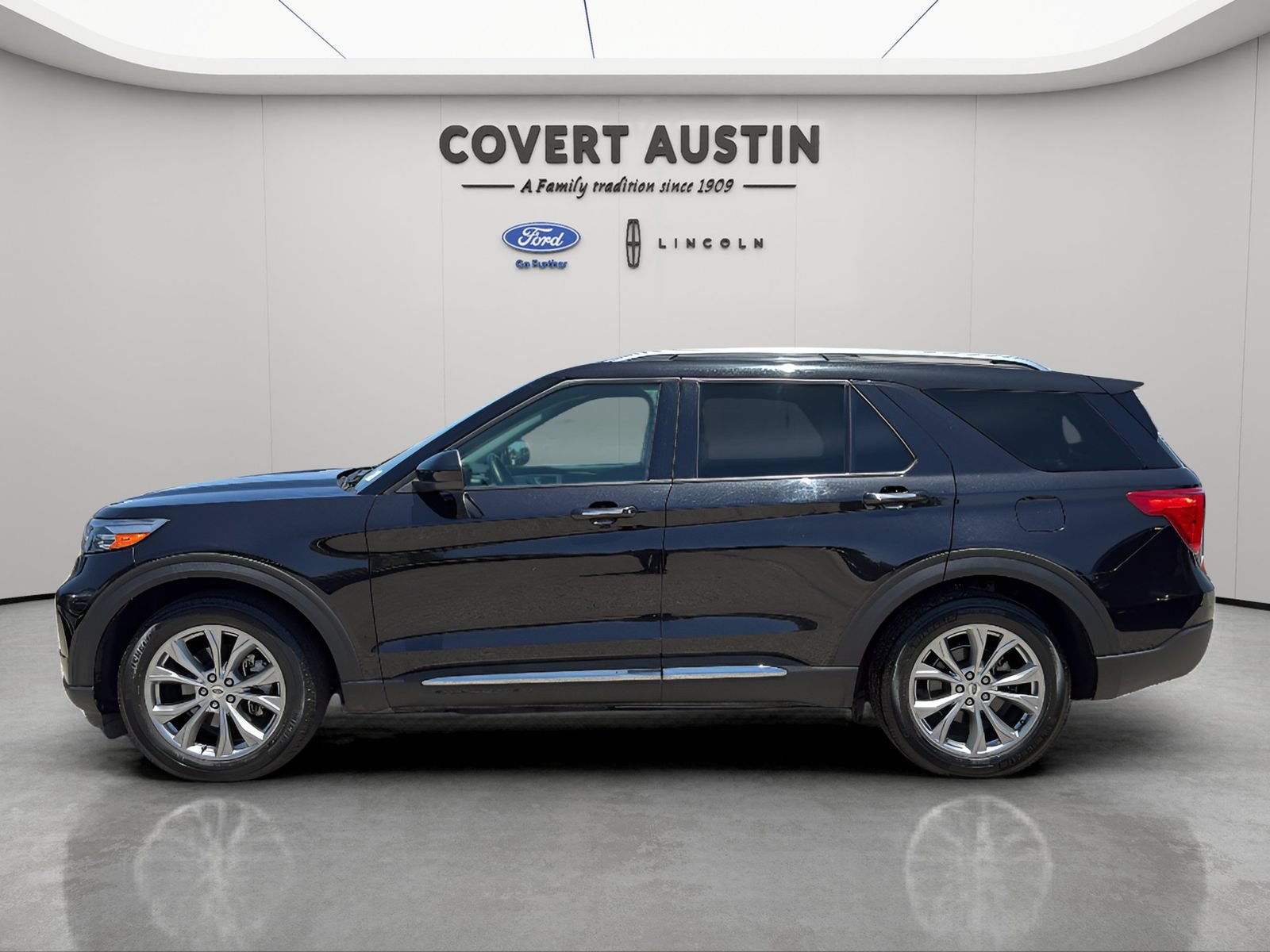 Certified 2024 Ford Explorer Limited RWD image 3