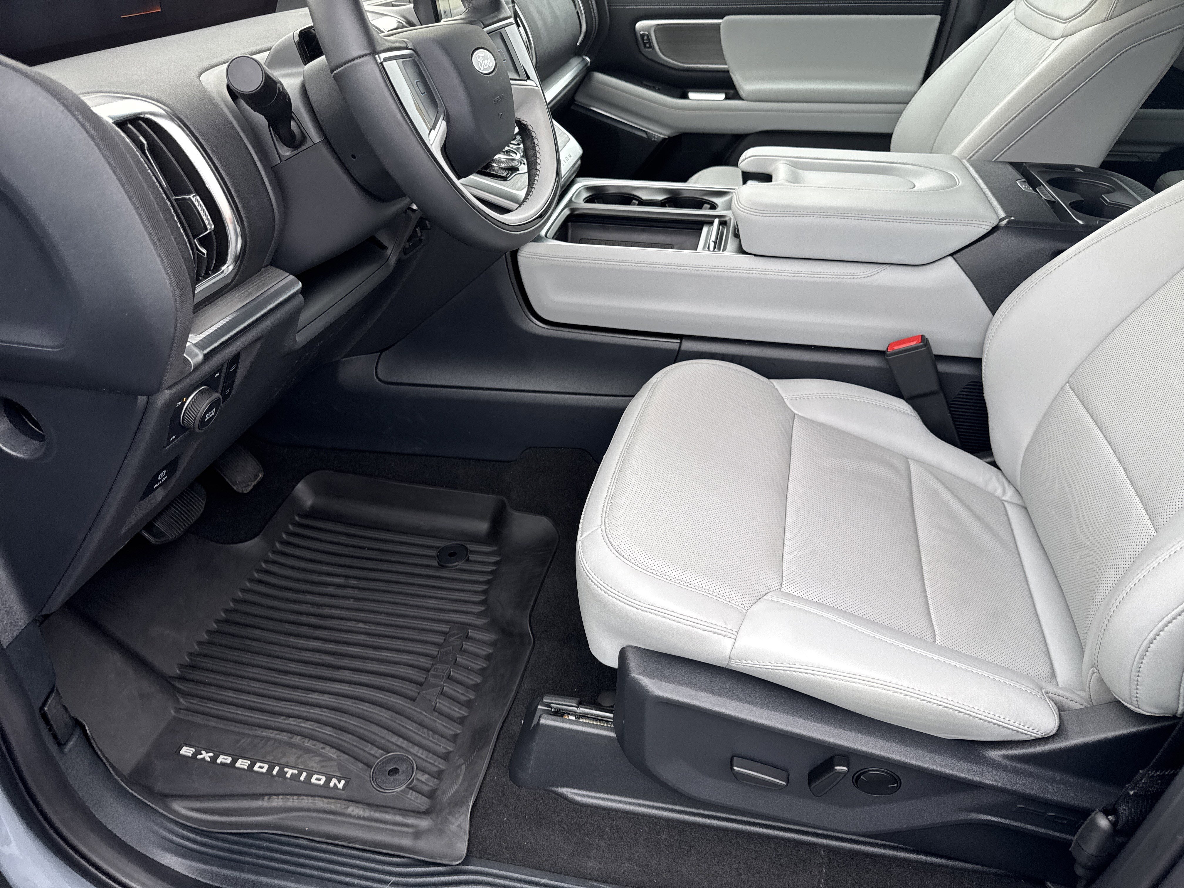 Certified 2025 Ford Expedition Max Platinum w/ Driver's Package image 9