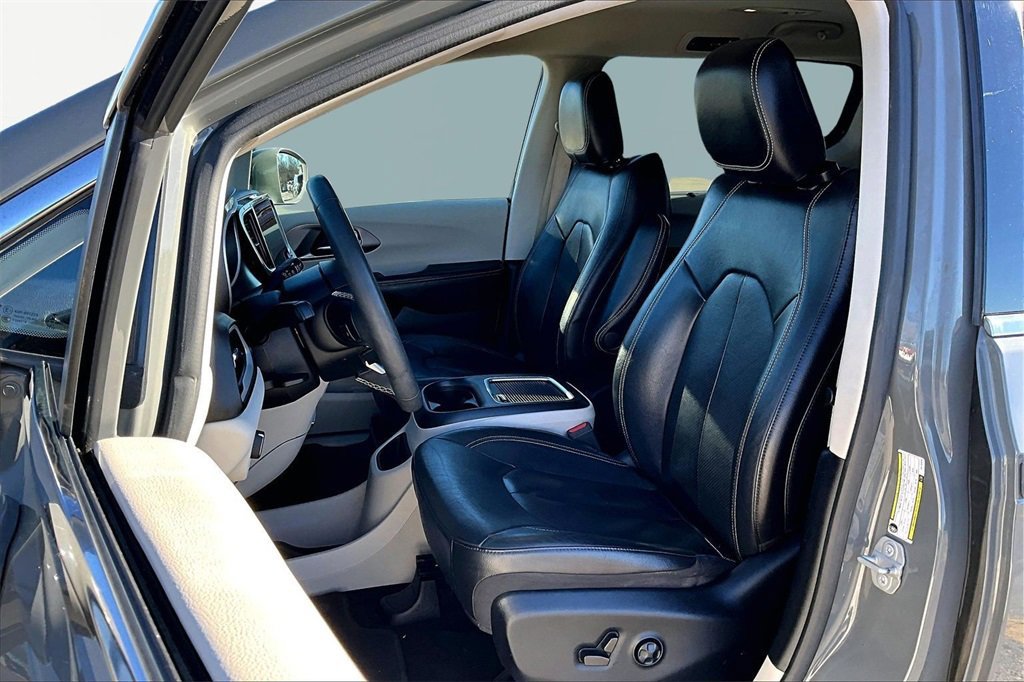 Used 2022 Chrysler Pacifica Touring-L image 25