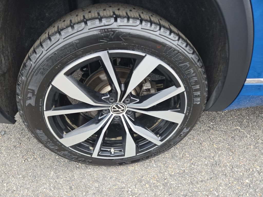 Used 2025 Volkswagen Atlas SEL Premium R-Line AWD/4WD image 2