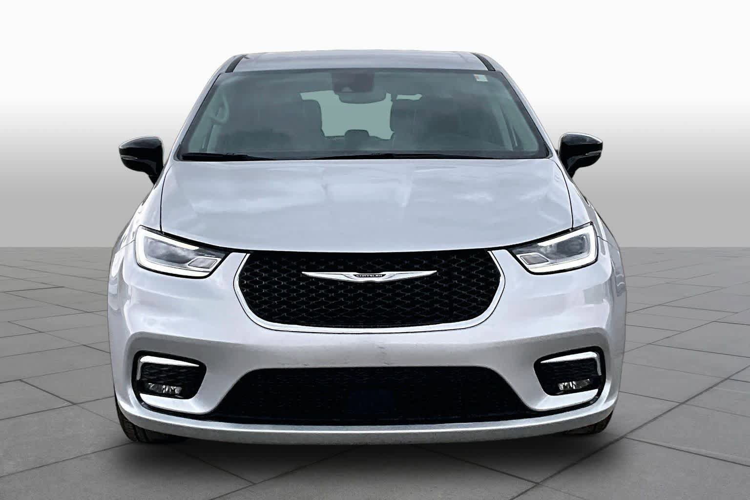 Used 2024 Chrysler Pacifica Touring-L FWD image 4