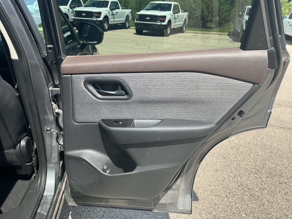 Used 2023 Nissan Rogue S AWD/4WD image 15