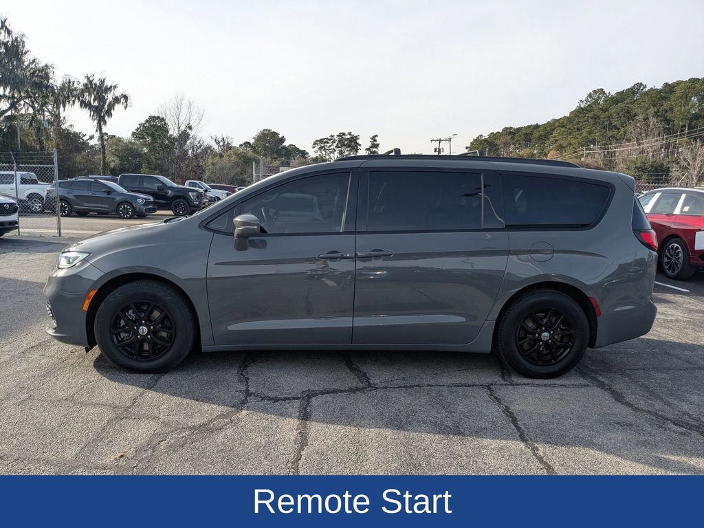 Used 2022 Chrysler Pacifica Touring-L image 2