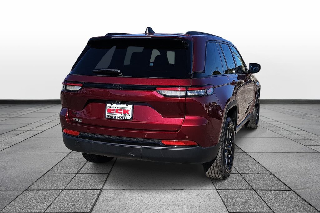 Used 2025 Jeep Grand Cherokee Altitude AWD/4WD image 5