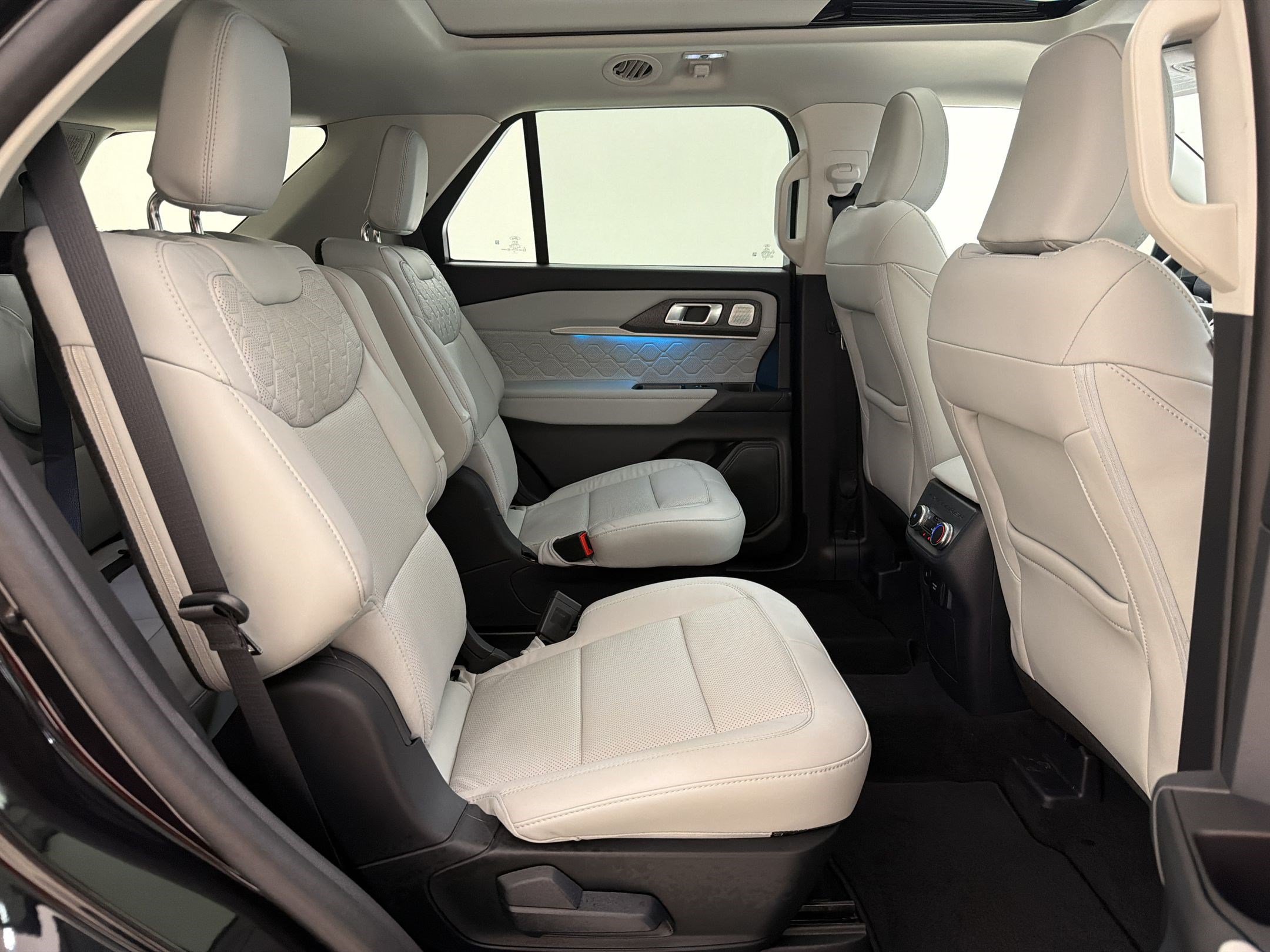 Certified 2025 Ford Explorer Platinum w/ Ultimate Package AWD/4WD image 29
