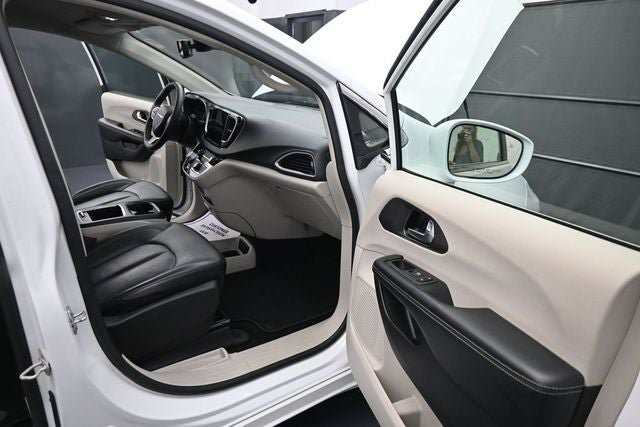 Used 2022 Chrysler Pacifica Touring-L FWD image 14