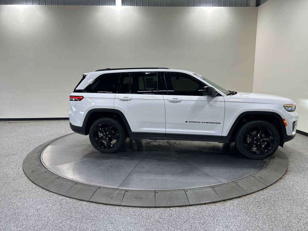 Used 2023 Jeep Grand Cherokee Altitude AWD/4WD image 6