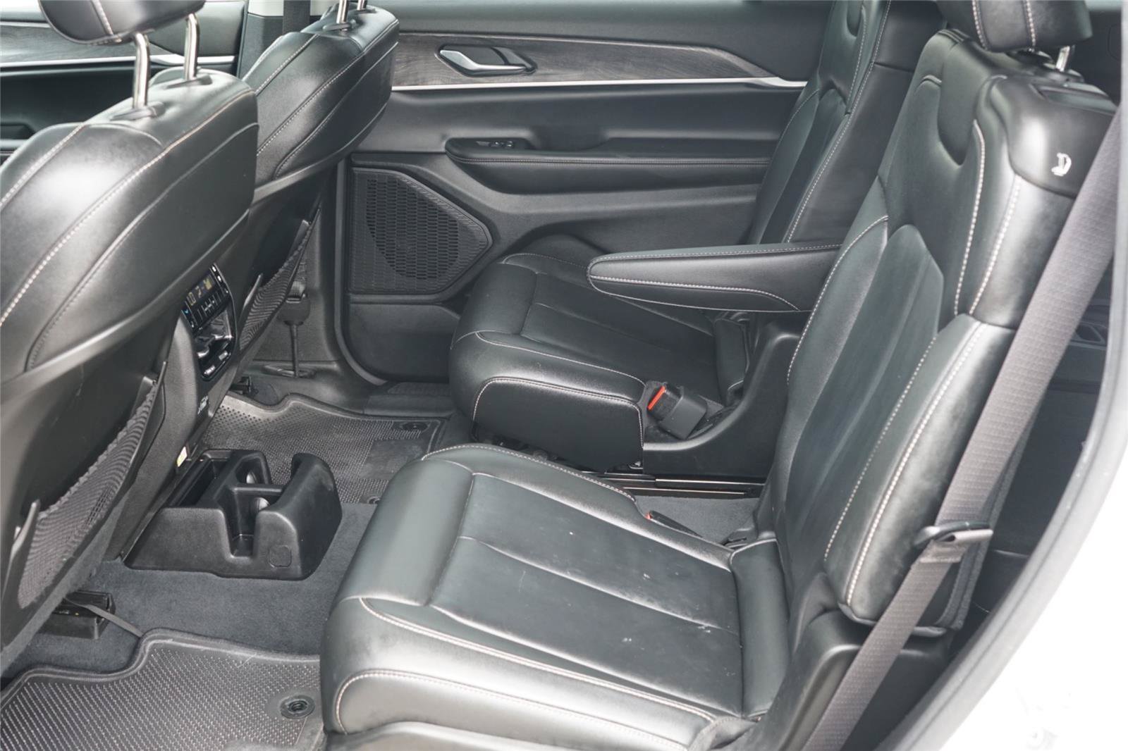 Used 2023 Jeep Grand Cherokee L Limited w/ Black Appearance Package RWD image 23