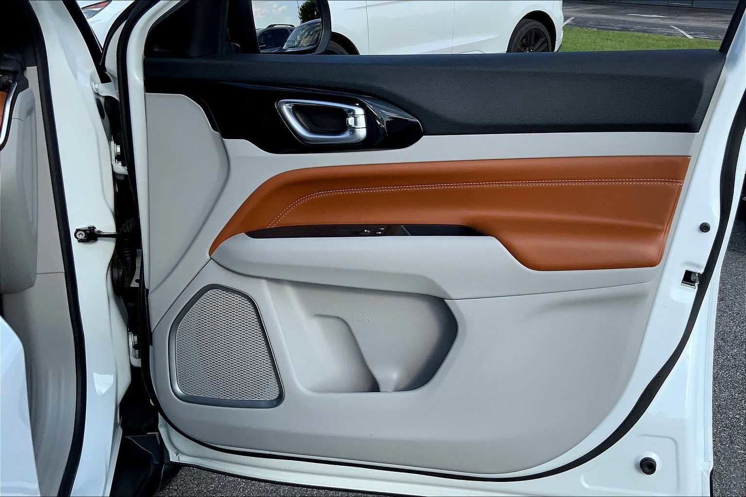 Used 2023 Jeep Compass Limited image 22