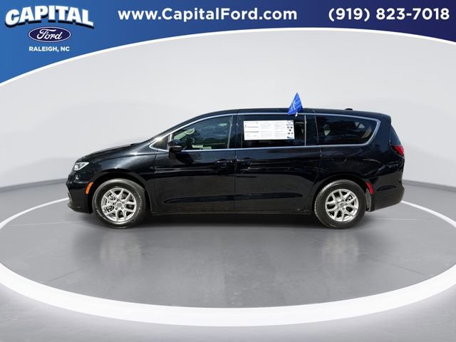 Used 2024 Chrysler Pacifica Touring-L image 3