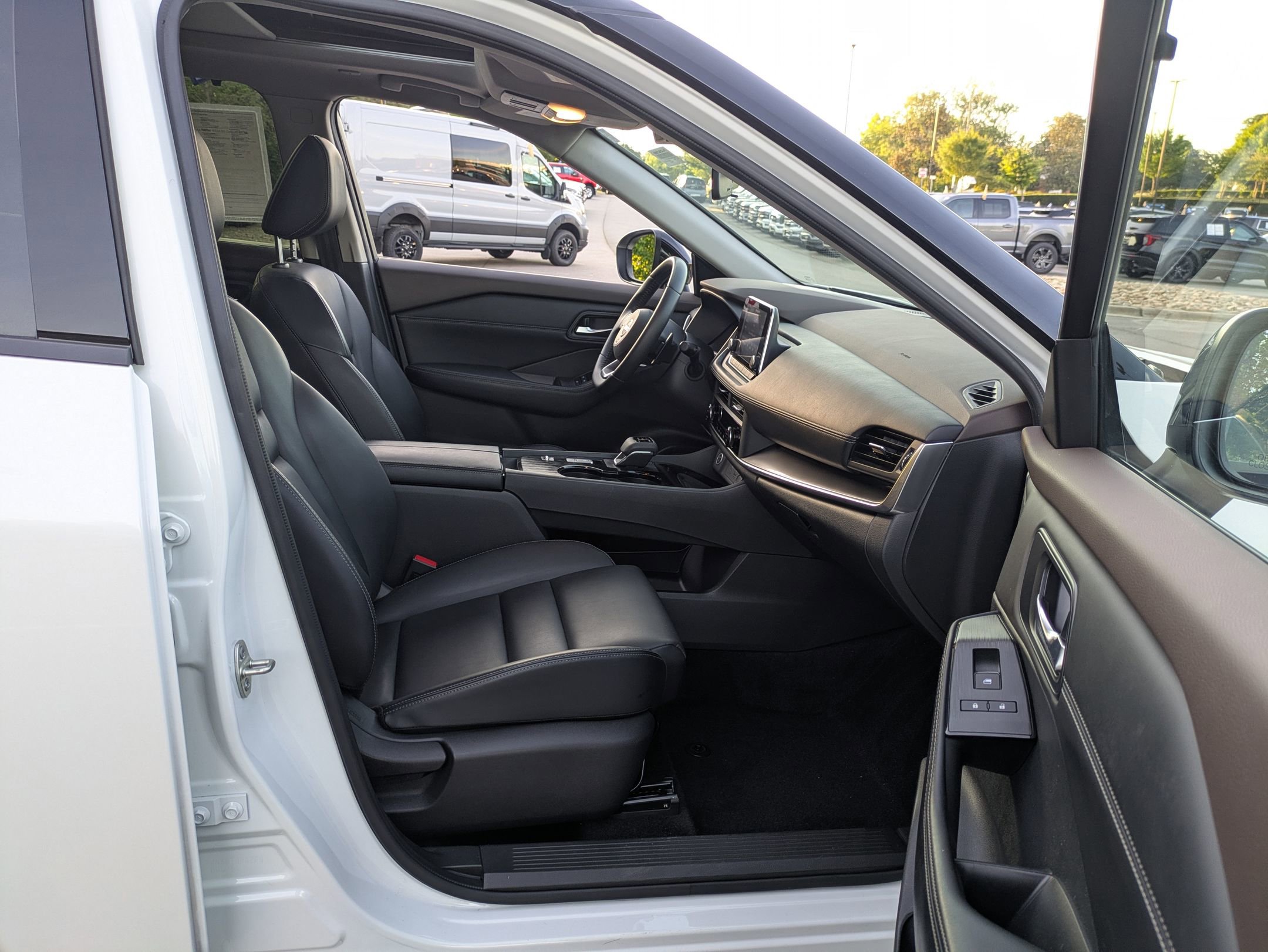 Used 2023 Nissan Rogue SV w/ SV Premium B Package FWD image 36
