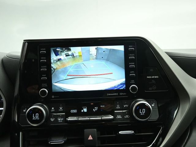 Used 2021 Toyota Highlander XLE AWD/4WD image 12