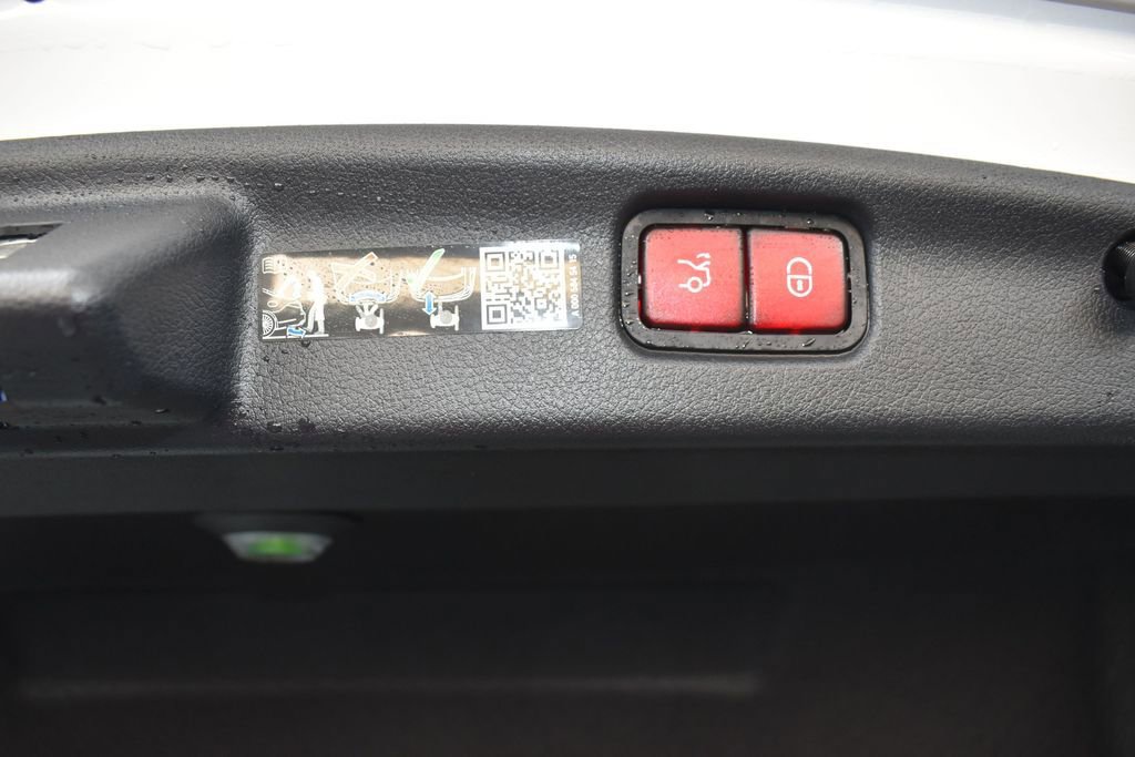 Used 2025 Mercedes-Benz C 300 Sedan image 19