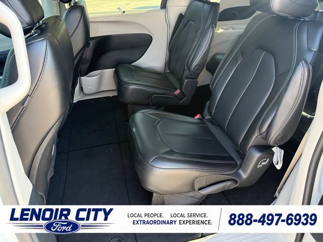 Used 2024 Chrysler Pacifica Touring-L FWD image 11