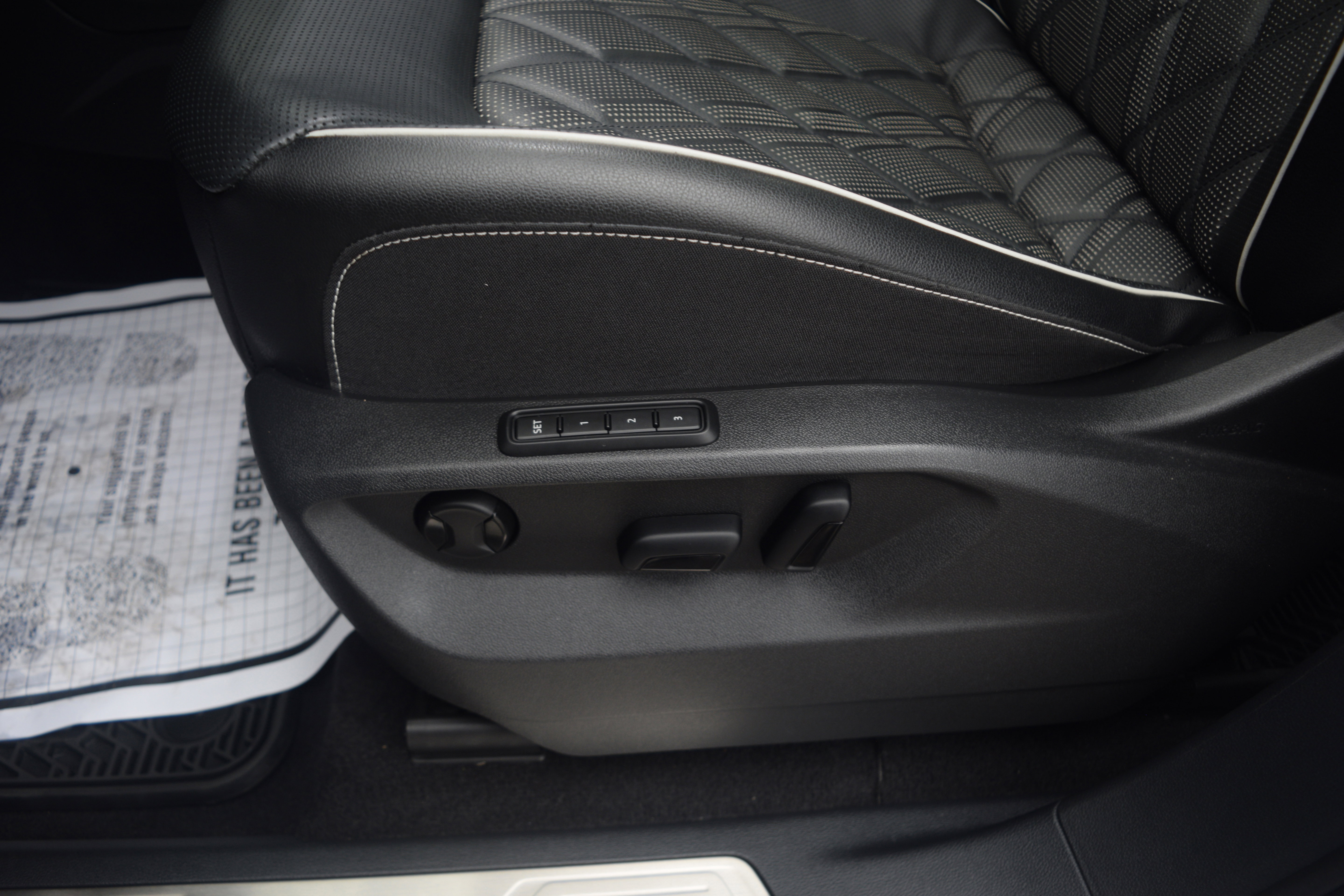 Used 2024 Volkswagen Atlas SEL Premium R-Line image 23