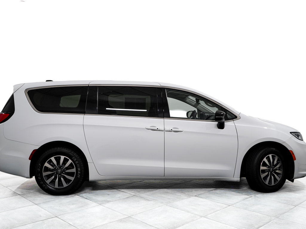 Used 2024 Chrysler Pacifica Limited FWD image 7