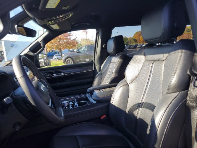 Used 2024 Jeep Wagoneer Series II AWD/4WD image 5