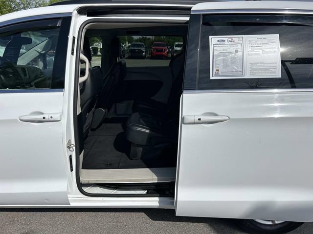 Used 2022 Chrysler Pacifica Touring-L FWD image 18