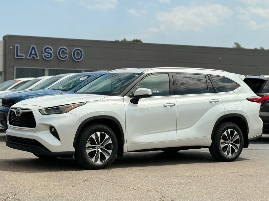 Used 2022 Toyota Highlander XLE AWD/4WD image 1