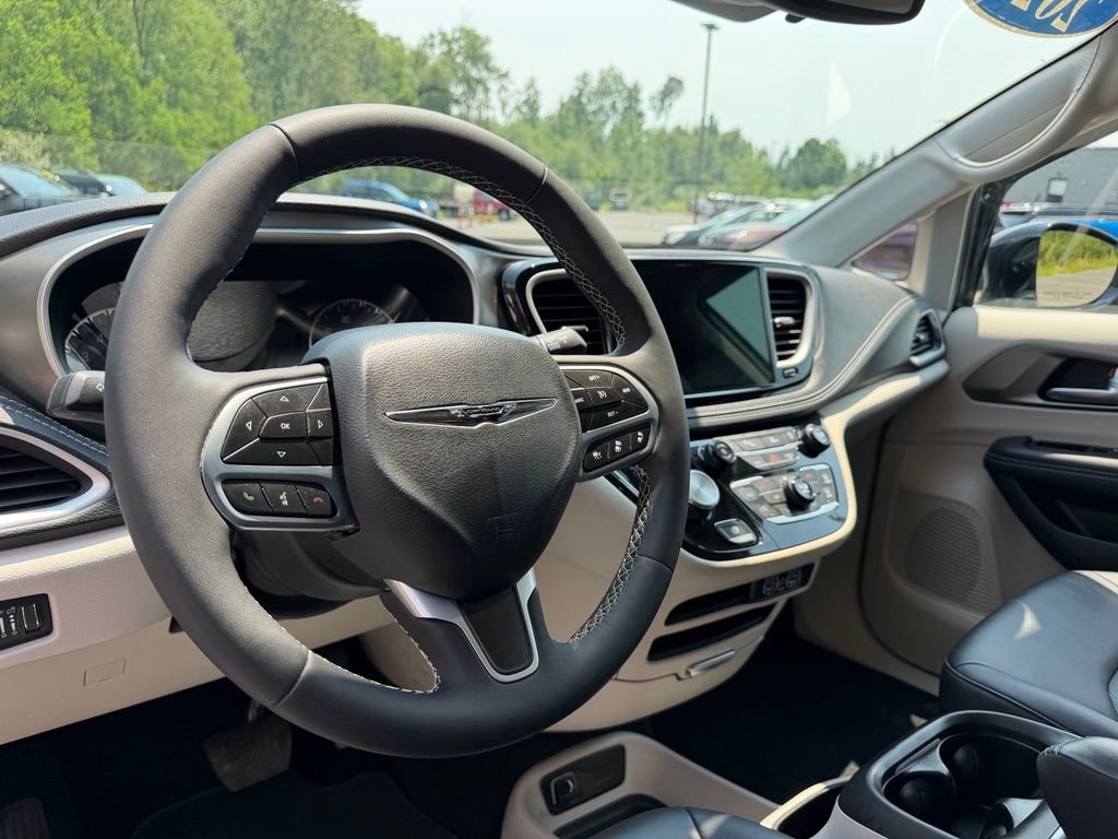 Used 2024 Chrysler Pacifica Touring-L FWD image 6