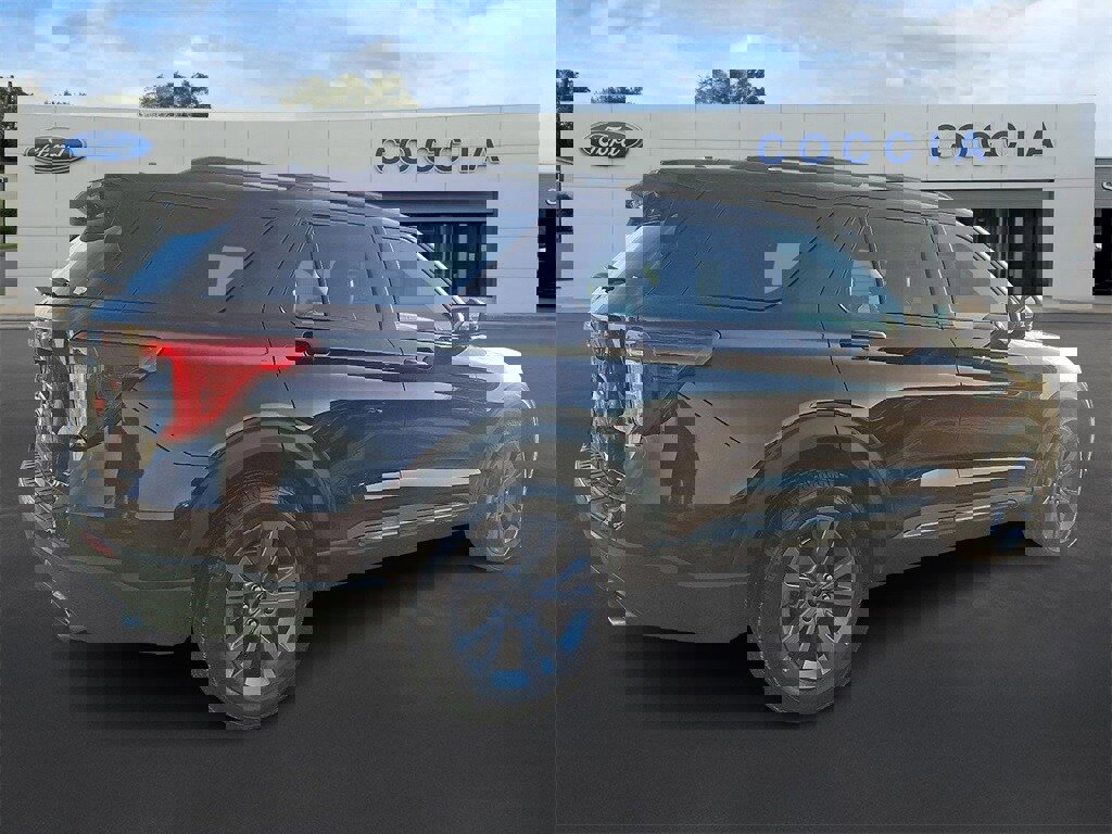 Certified 2023 Ford Explorer XLT w/ Equipment Group 202A image 4