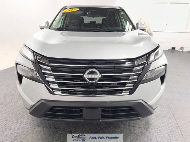 Used 2025 Nissan Rogue SV FWD image 2