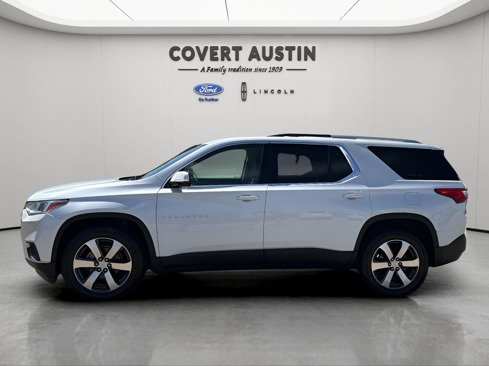 Used 2018 Chevrolet Traverse LT w/ LPO, Cargo Package FWD image 2
