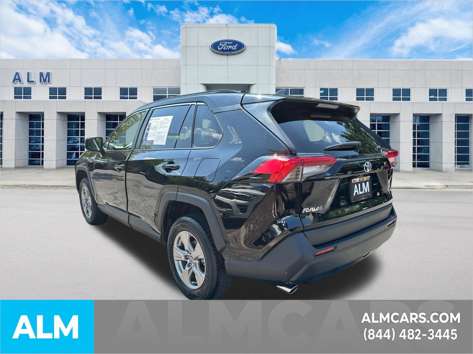 Used 2025 Toyota RAV4 XLE FWD image 9