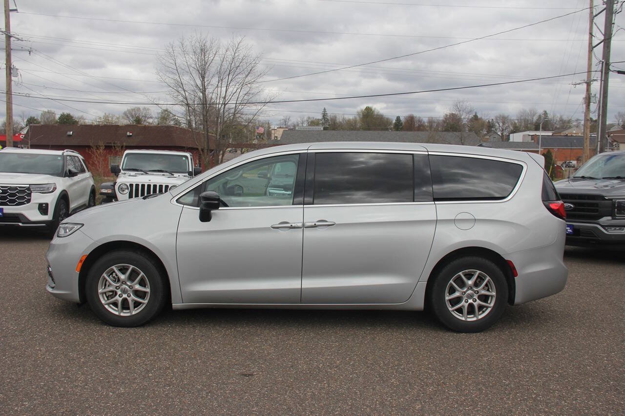 Used 2024 Chrysler Pacifica Touring-L FWD image 7