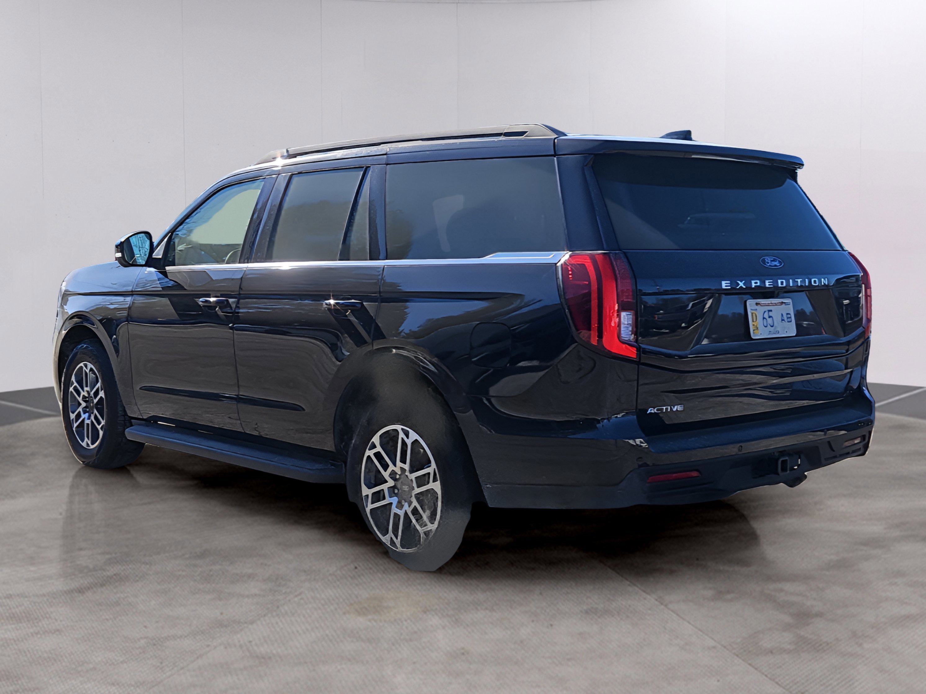 Certified 2025 Ford Expedition Active image 2