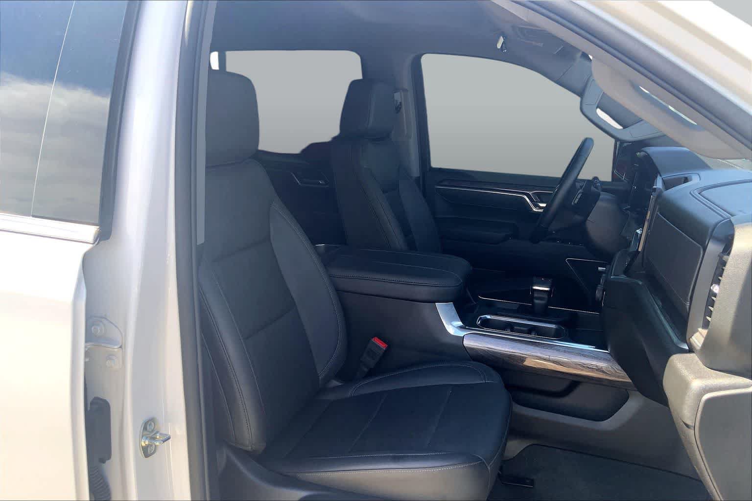 Used 2025 Chevrolet Silverado 1500 LTZ AWD/4WD image 9