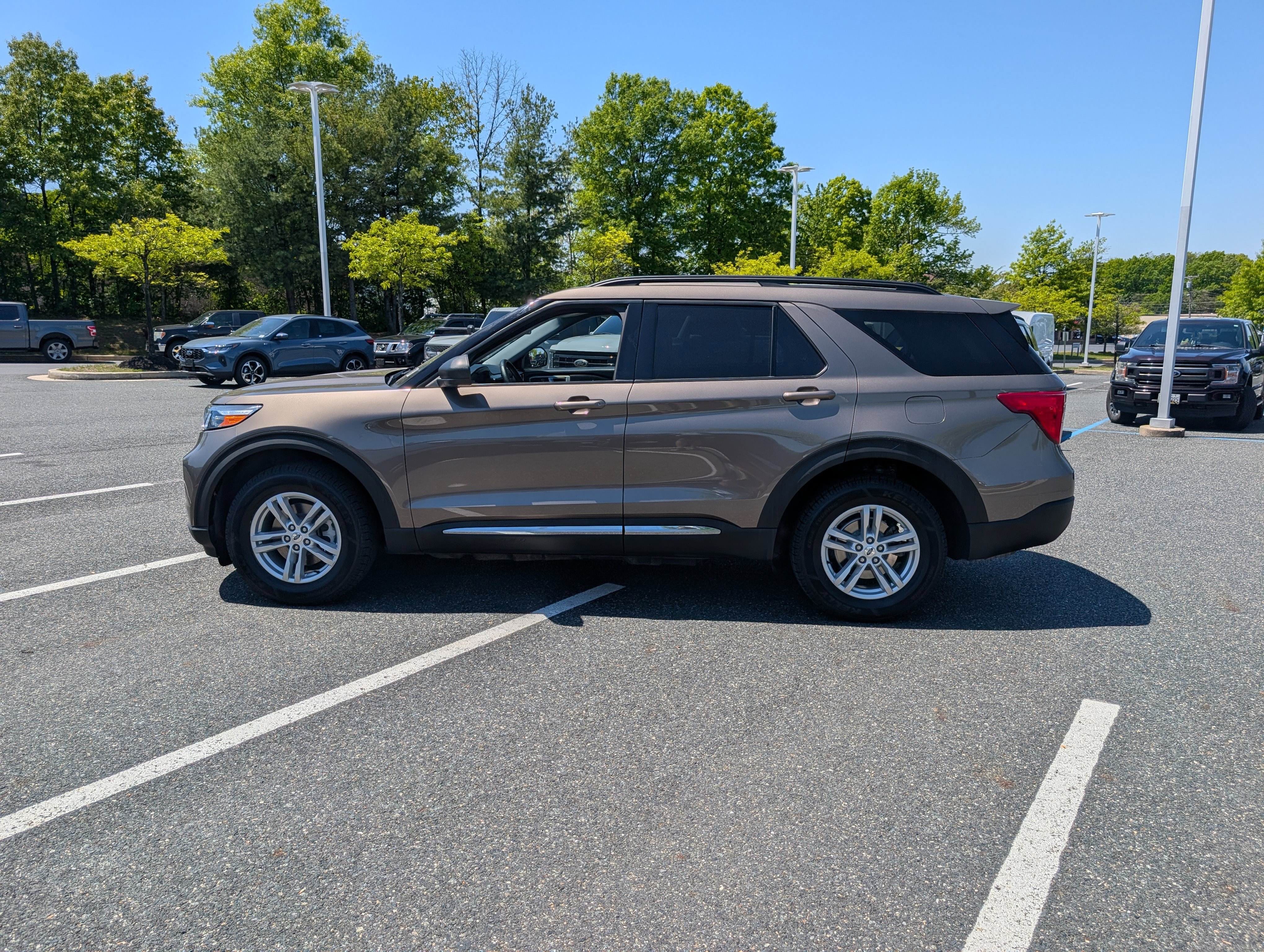 Certified 2021 Ford Explorer XLT w/ Equipment Group 202A AWD/4WD image 6