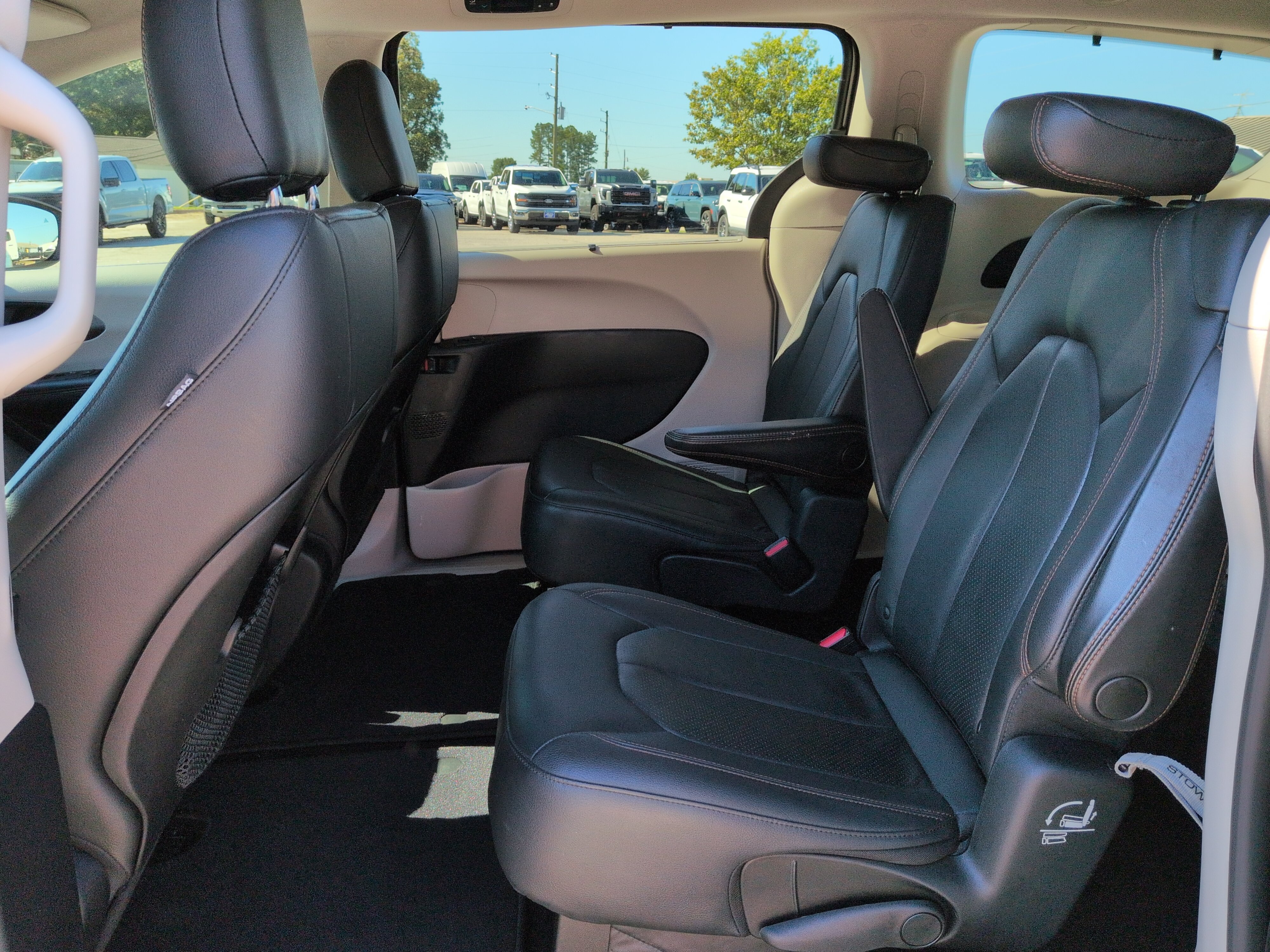 Used 2020 Chrysler Pacifica Touring-L FWD image 12