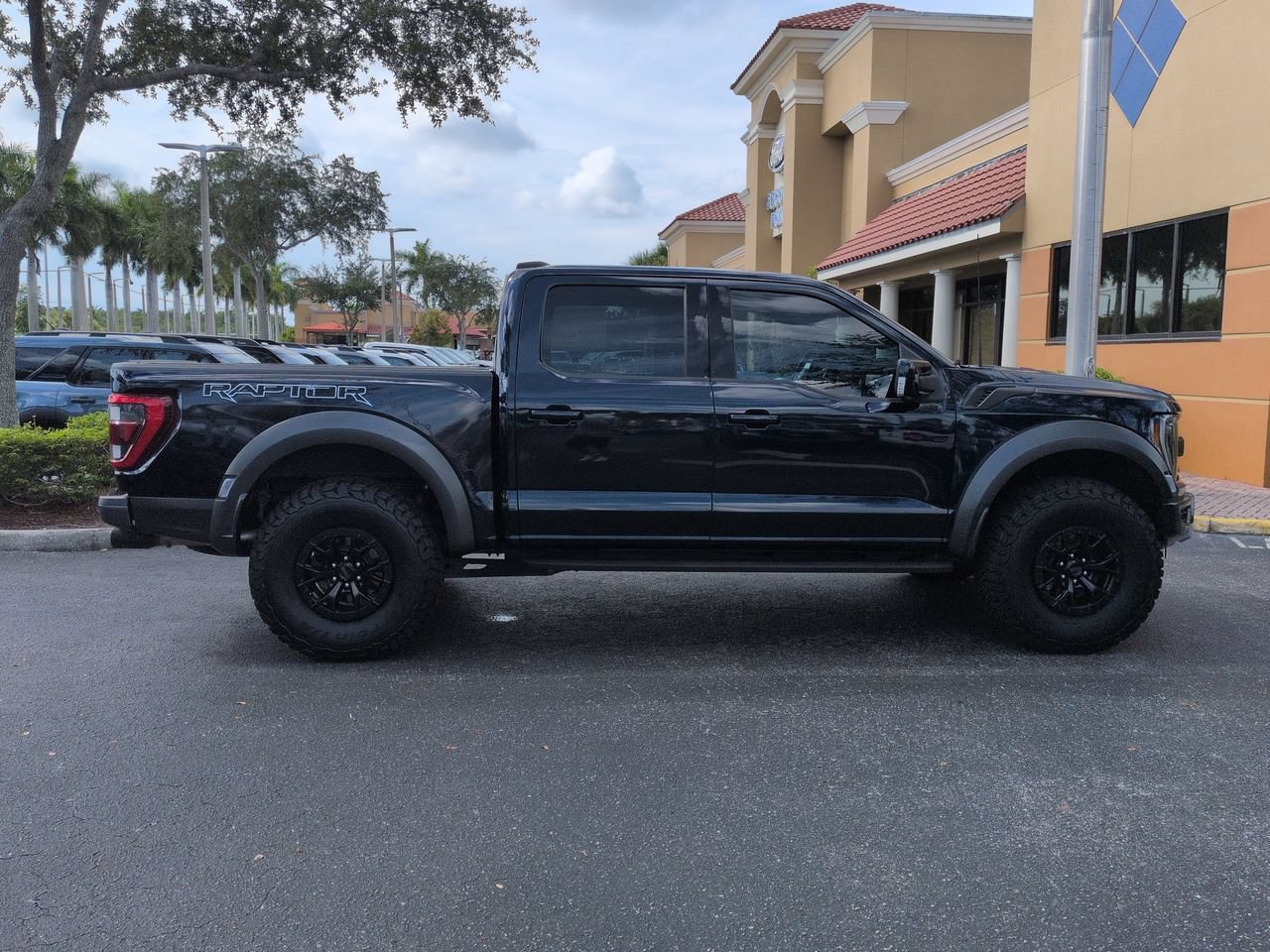 Certified 2023 Ford F150 Raptor w/ Raptor 37 Performance Package AWD/4WD image 3