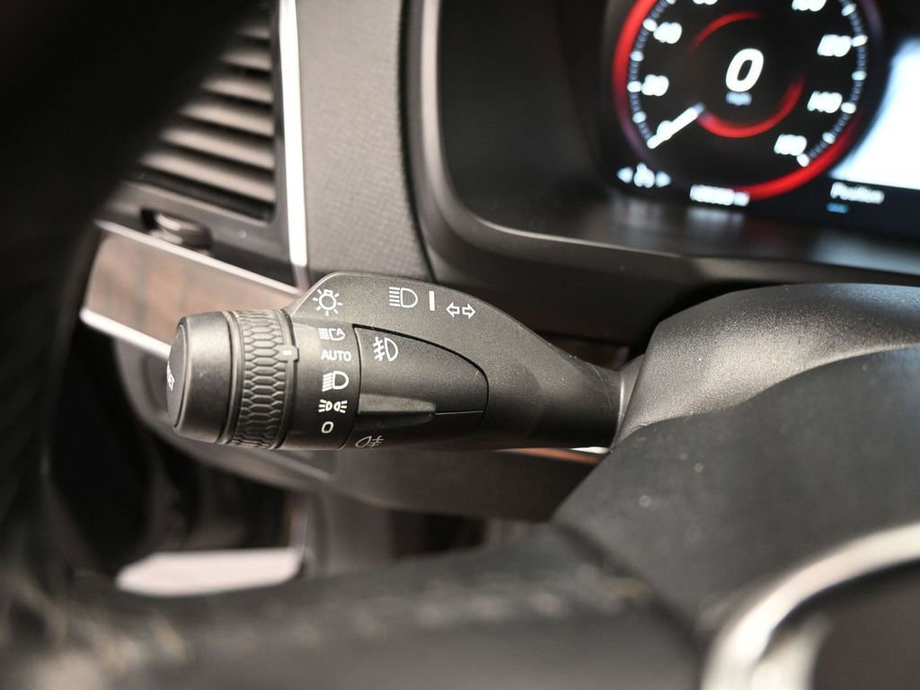 Used 2017 Volvo XC90 T5 Momentum w/ Vision Package image 40