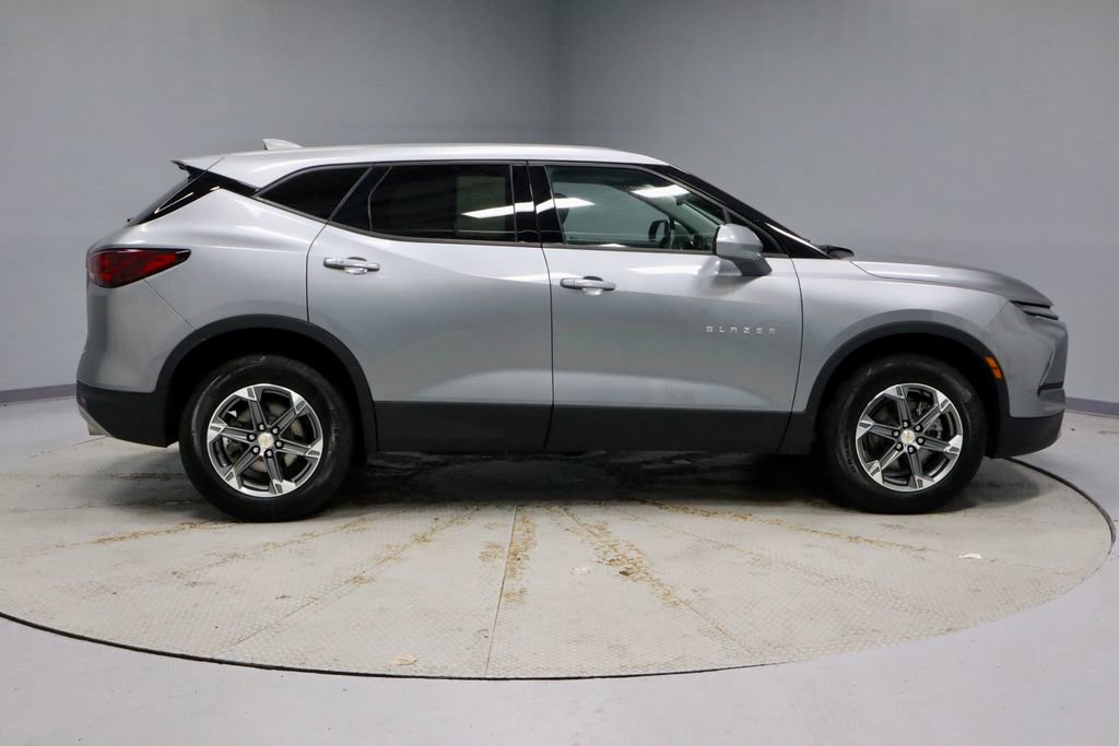 Used 2025 Chevrolet Blazer LT FWD image 12