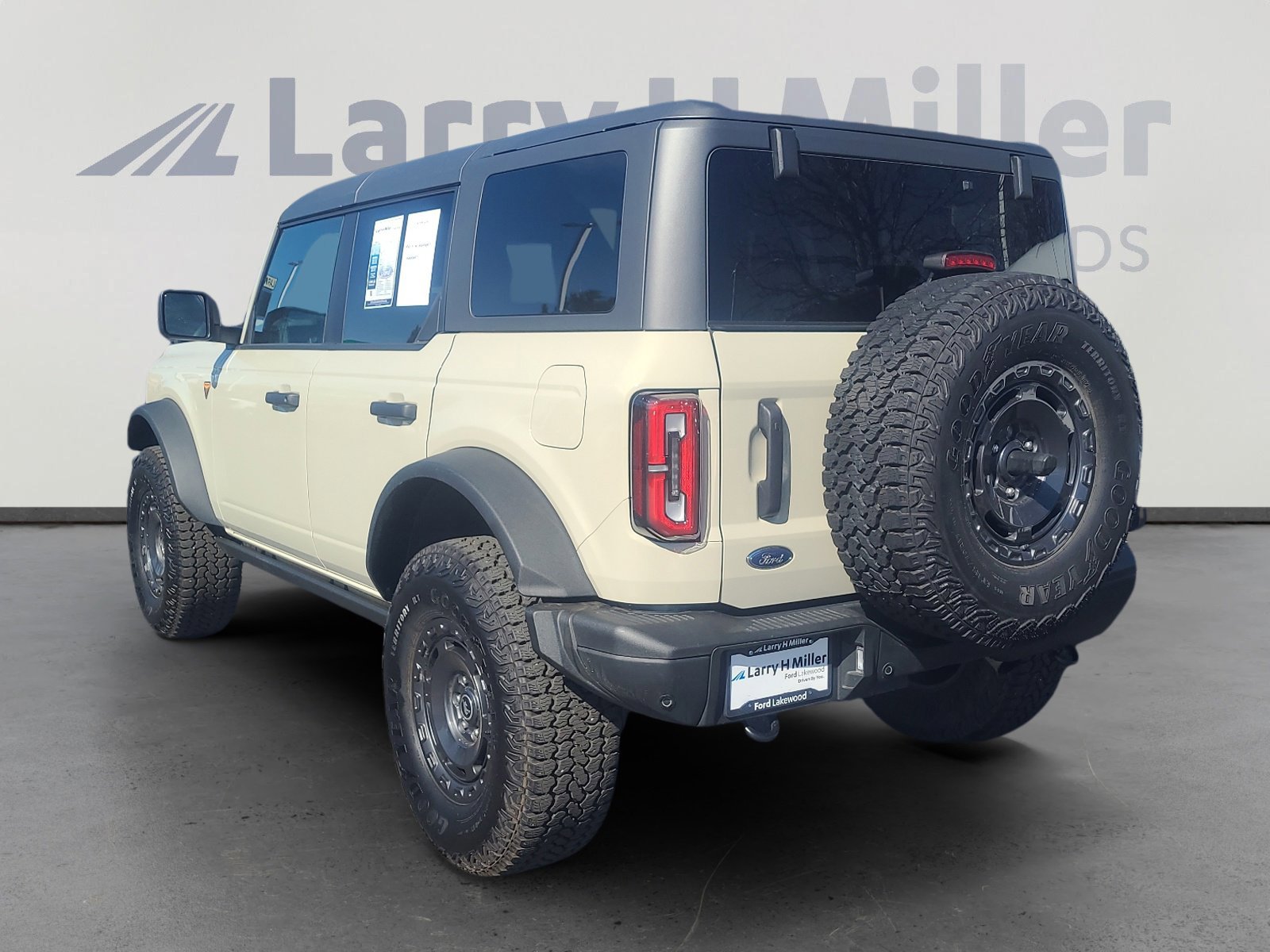 Certified 2025 Ford Bronco Badlands image 3