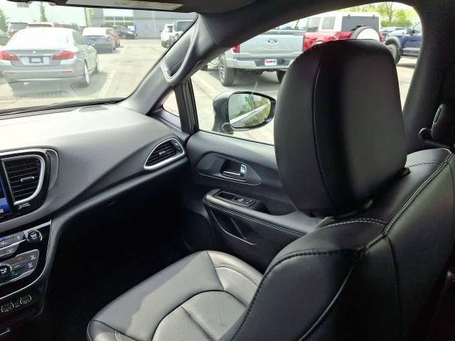 Used 2025 Chrysler Pacifica Select FWD image 11