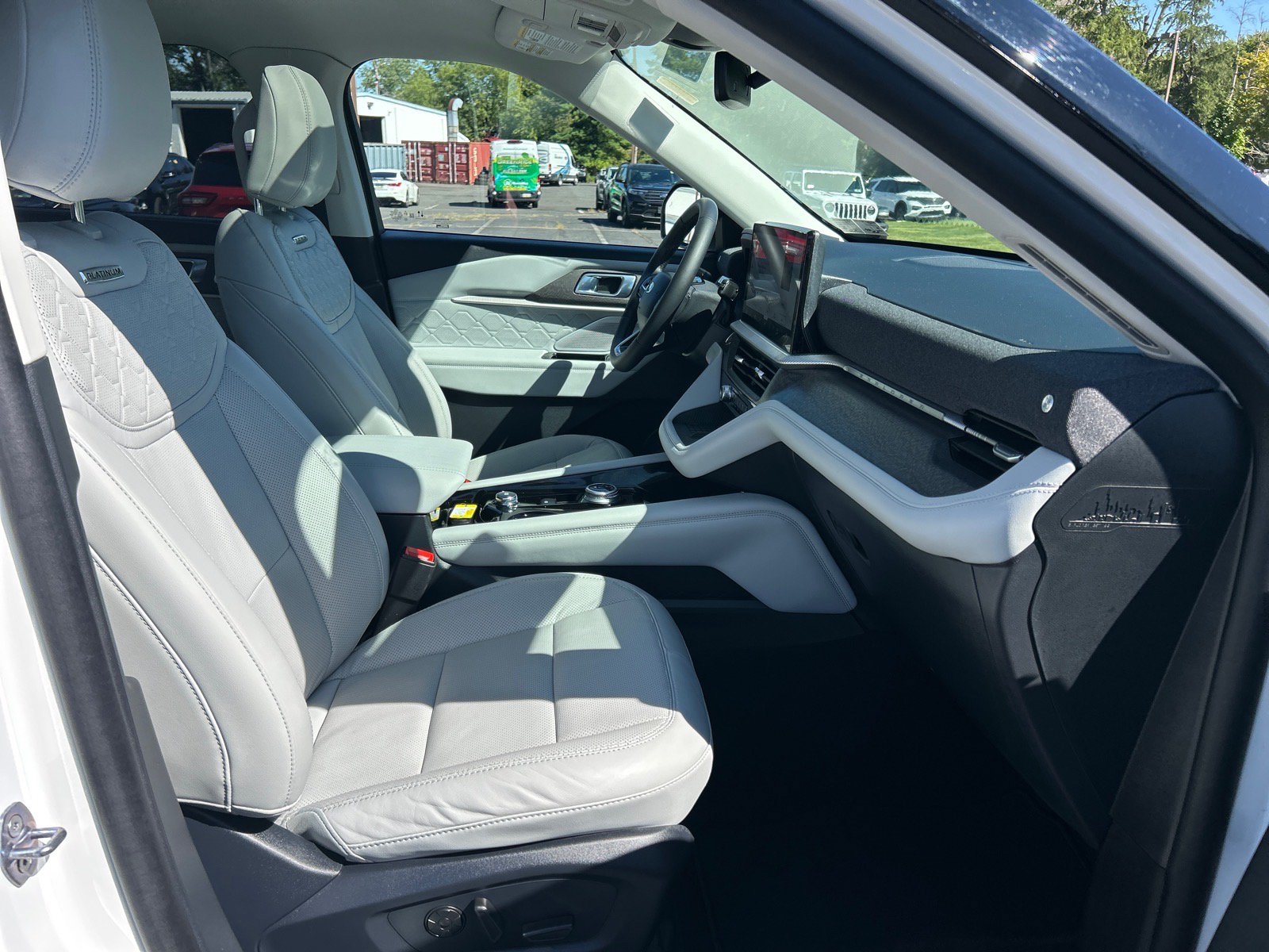 Certified 2025 Ford Explorer Platinum w/ Ultimate Package AWD/4WD image 18