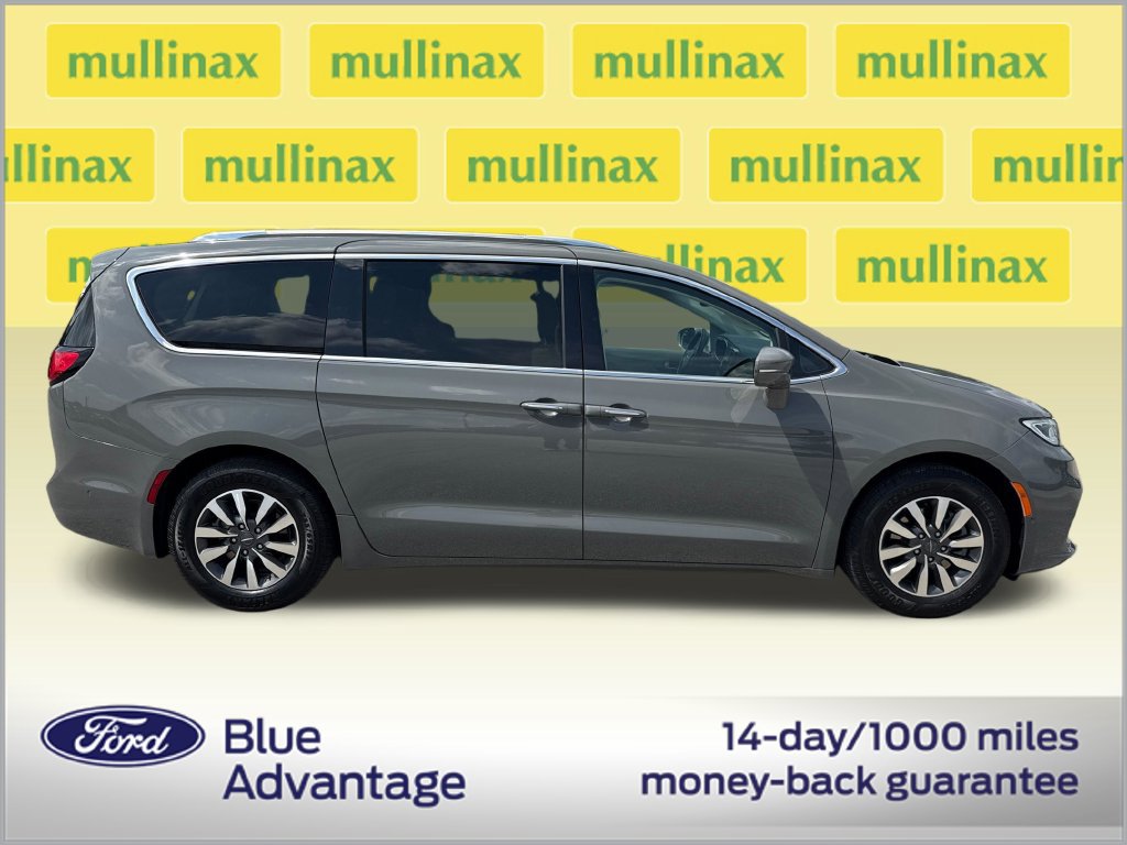 Used 2021 Chrysler Pacifica Touring-L FWD image 2