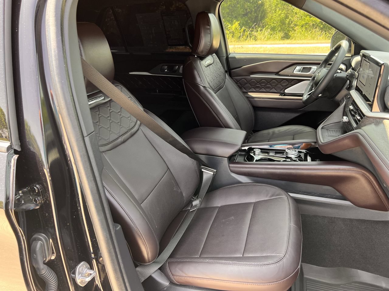 Certified 2025 Ford Explorer Platinum w/ Ultimate Package AWD/4WD image 26